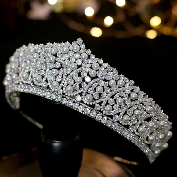 Swarovski crystals and peal crown tiara - Picture 6 of 6